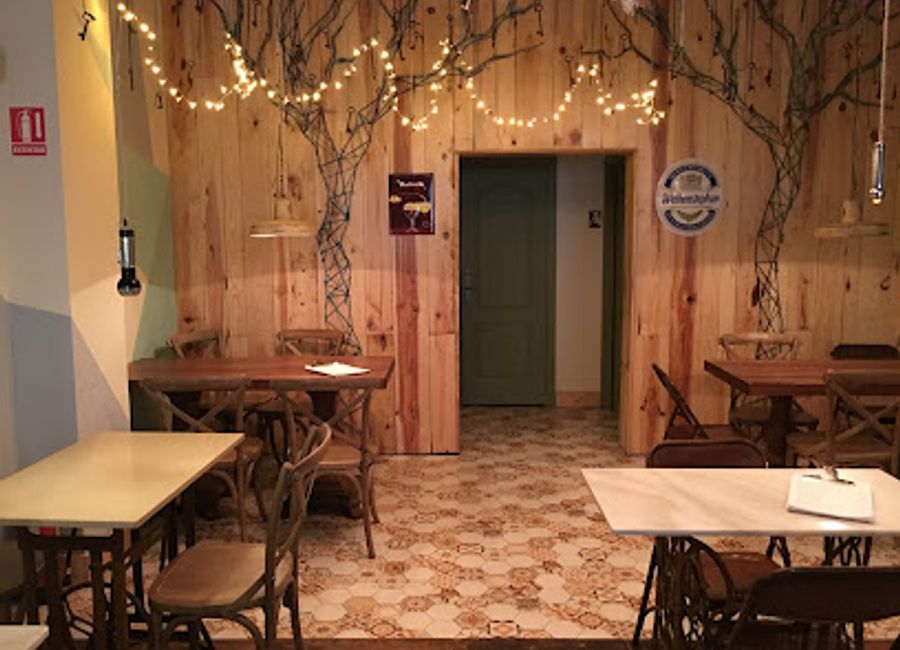 Discover La Linterna Ciega in Seville: A must-visit tapas bar and brewpub serving authentic flavors in a vibrant atmosphere.