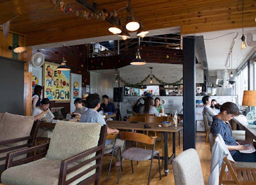 Discover delicious American cuisine at Re:hellow Beach in Ishigaki – where tasty hamburgers meet breathtaking ocean views.