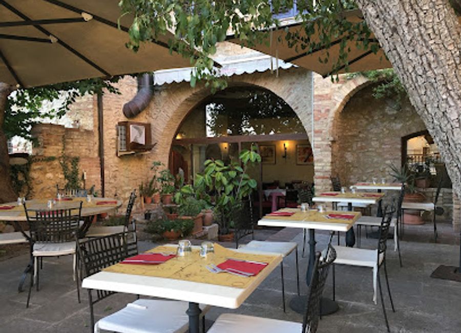 Discover authentic Tuscan flavors at Osteria Enoteca I Quattro Gatti in San Gimignano – where tradition meets culinary excellence.