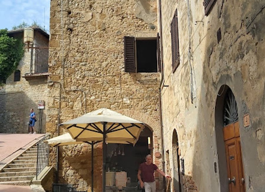 Experience authentic Tuscan cuisine at D! Vineria enoteca in San Gimignano, where local flavors meet exquisite wines in a charming setting.