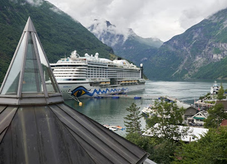 Discover authentic Norwegian cuisine with breathtaking fjord views at Restaurant Skageflå in Geiranger.