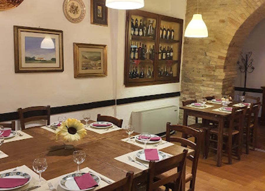 Experience authentic Italian cuisine at Ristorante Pizzeria Locanda Del Blasone in Urbino—where every meal tells a delicious story.