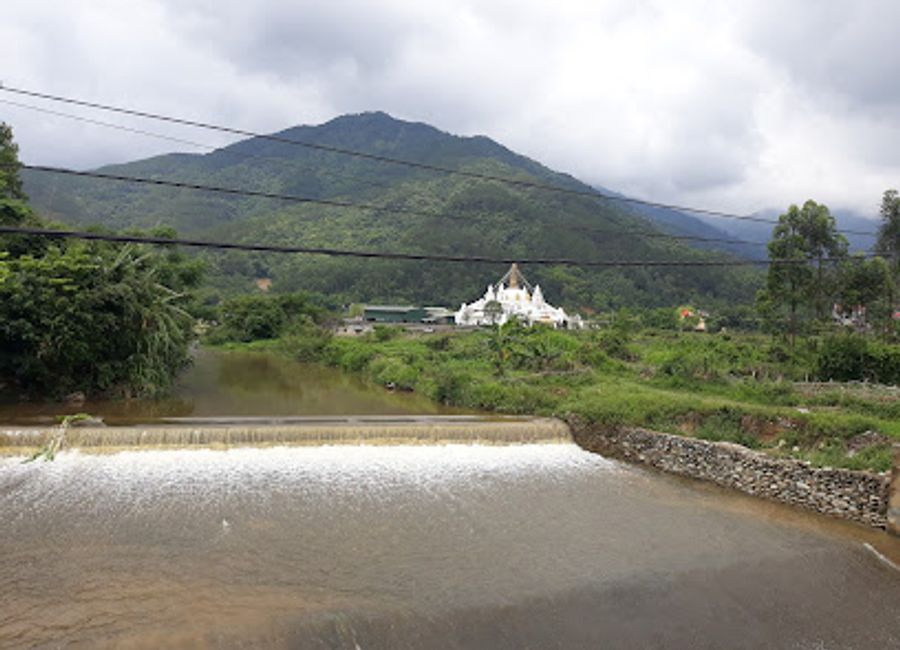 Experience authentic Vietnamese cuisine amidst breathtaking mountain views at Nhà Hàng Tuấn Hải in Tam Đảo.
