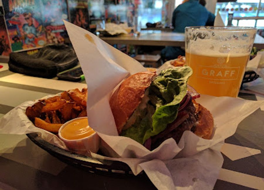 Experience gourmet hamburgers at Burgr in Tromsø - where every bite is a celebration of flavor and quality.