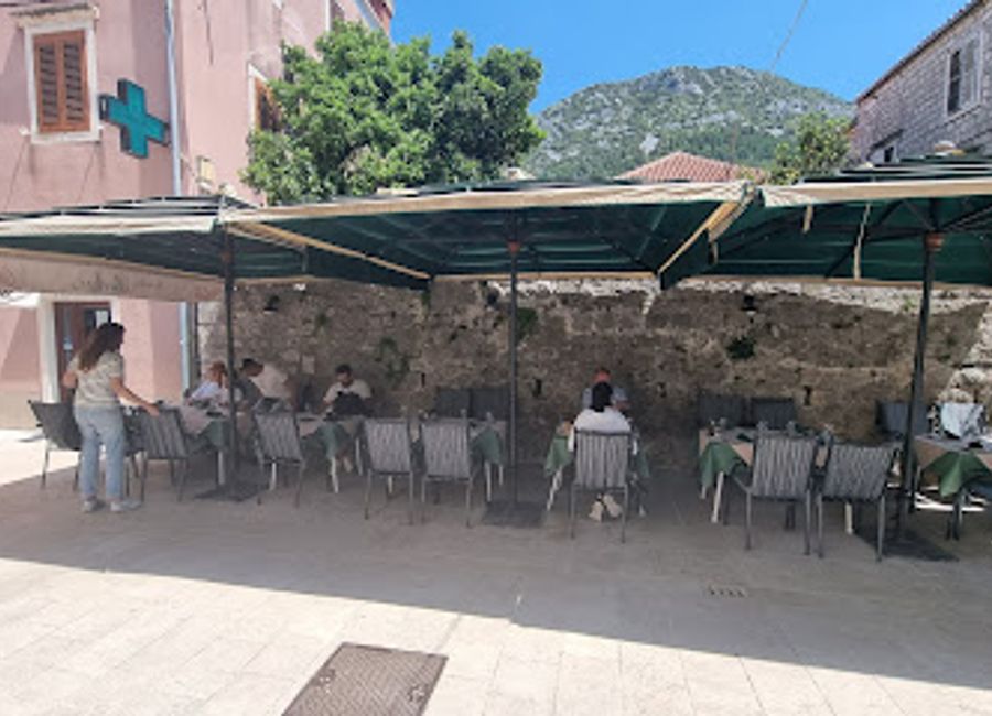 Experience authentic Croatian cuisine at Konoba Bakus in Ston – where fresh seafood meets traditional flavors in a cozy atmosphere.