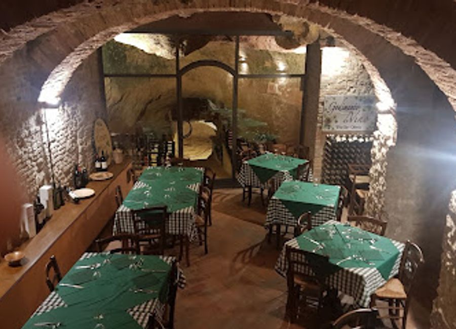 Experience authentic Tuscan cuisine at Ristorante Godimento Divino in Montepulciano – a culinary treasure featuring local flavors and exquisite wines.