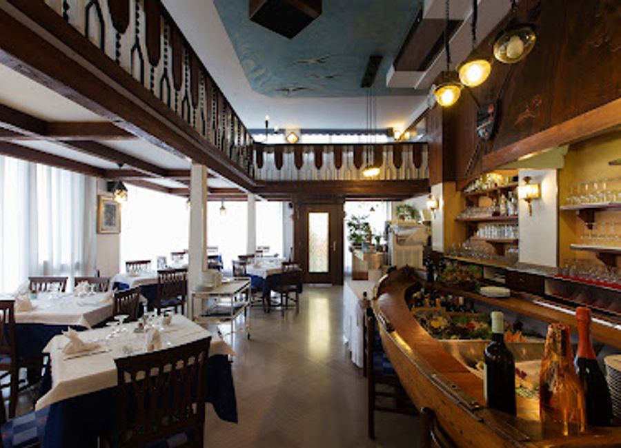 Experience authentic Italian cuisine at Ristorante Les Gourmets in Aosta – where seafood meets pizza in a cozy setting.
