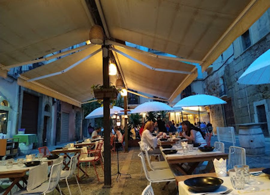 Discover the vibrant flavors of Mediterranean cuisine at La Cucafera in Tarragona, where Catalonian dishes meet contemporary dining.