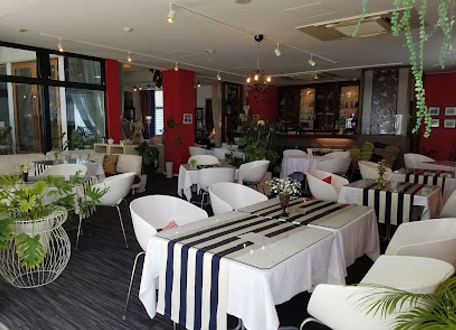 Experience exquisite dining at Ray Garden in Tottori—where local flavors meet stunning views in an enchanting setting.