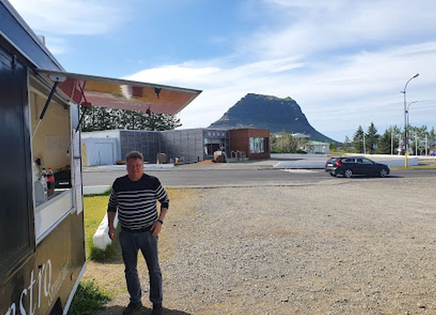 Discover authentic Icelandic street food at Mæstro in Grundarfjörður – a culinary gem surrounded by stunning landscapes.