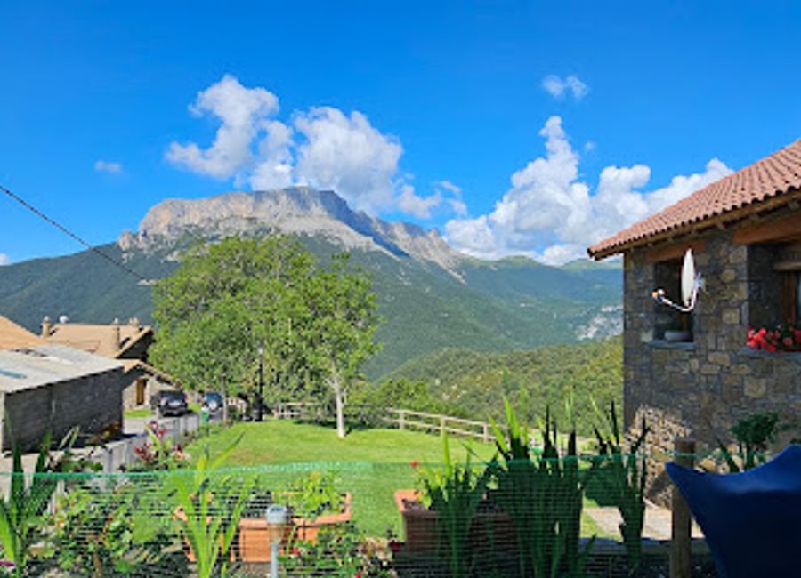 Experience delightful family-friendly dining at Hotel Restaurante Lamiana in Huesca, where local flavors meet stunning landscapes.