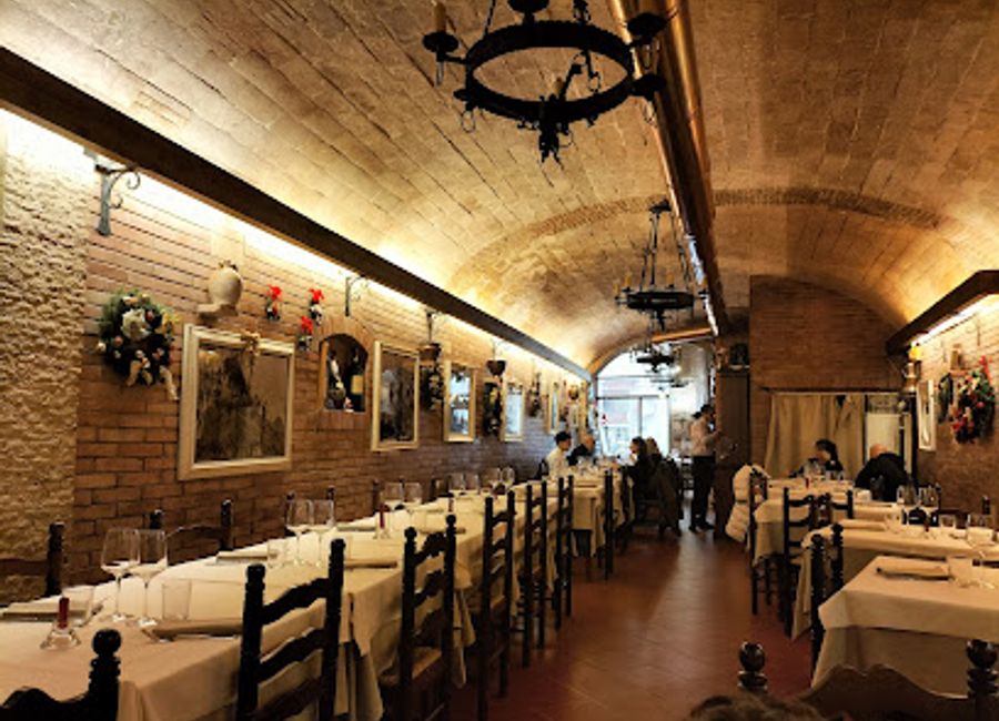 Experience authentic Tuscan cuisine at Ristorante La Stella in San Gimignano, where delicious food meets warm hospitality in a picturesque setting.