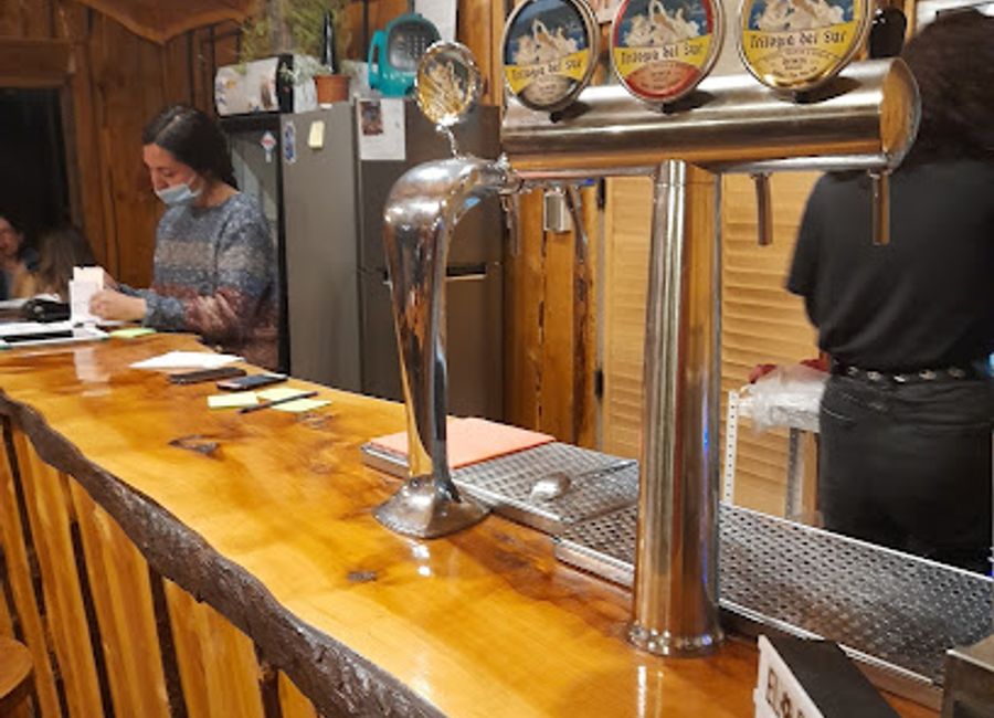 Discover delightful sandwiches and local beers at Madero Sándwich y Cerveza in Futaleufú – an unmissable culinary experience amidst stunning landscapes.