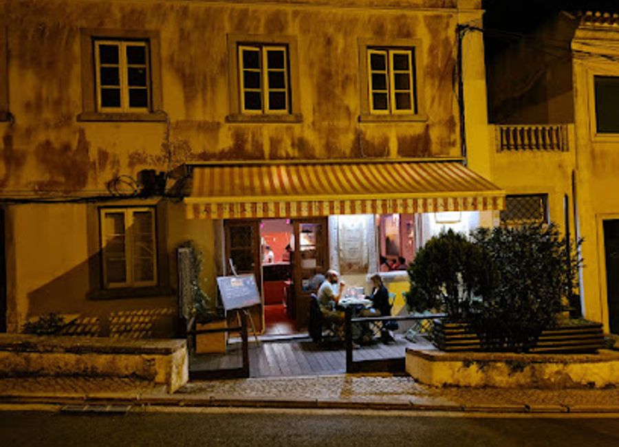 Discover Nau Palatina in Sintra: A delightful tapas bar offering authentic Portuguese flavors and a warm dining experience.