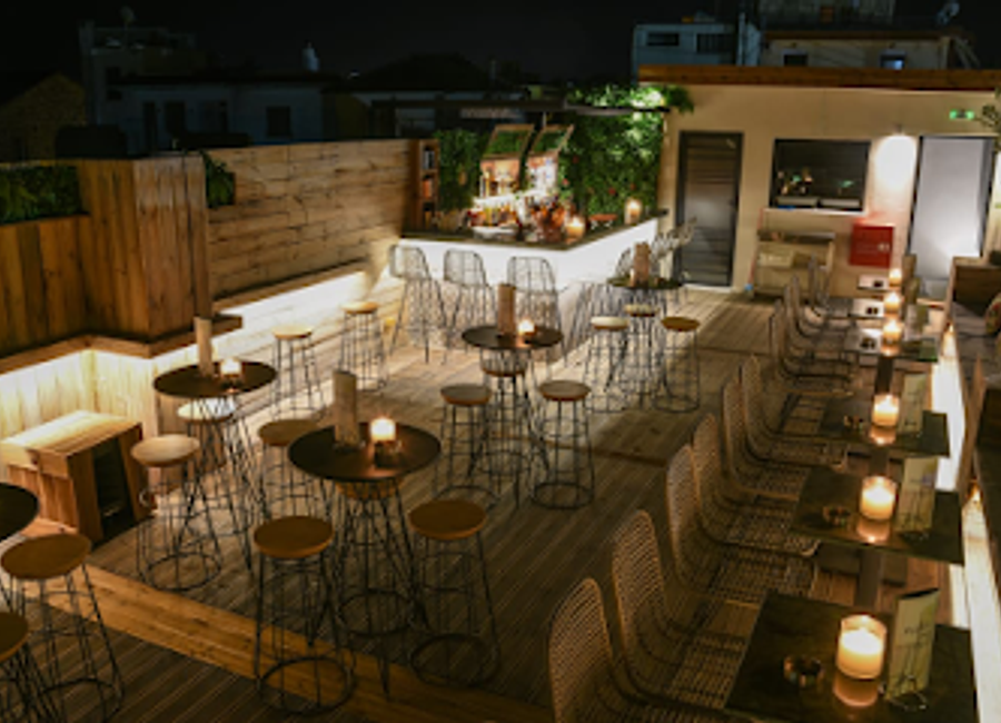 Discover Spitaki με θέα: A charming coffee shop in Ioannina offering stunning views and a diverse menu of drinks and light bites.