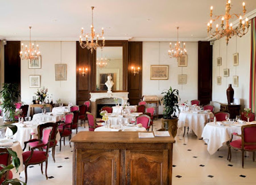 Experience authentic French cuisine with stunning river views at Restaurant le 36 in Amboise – where every meal is a celebration.