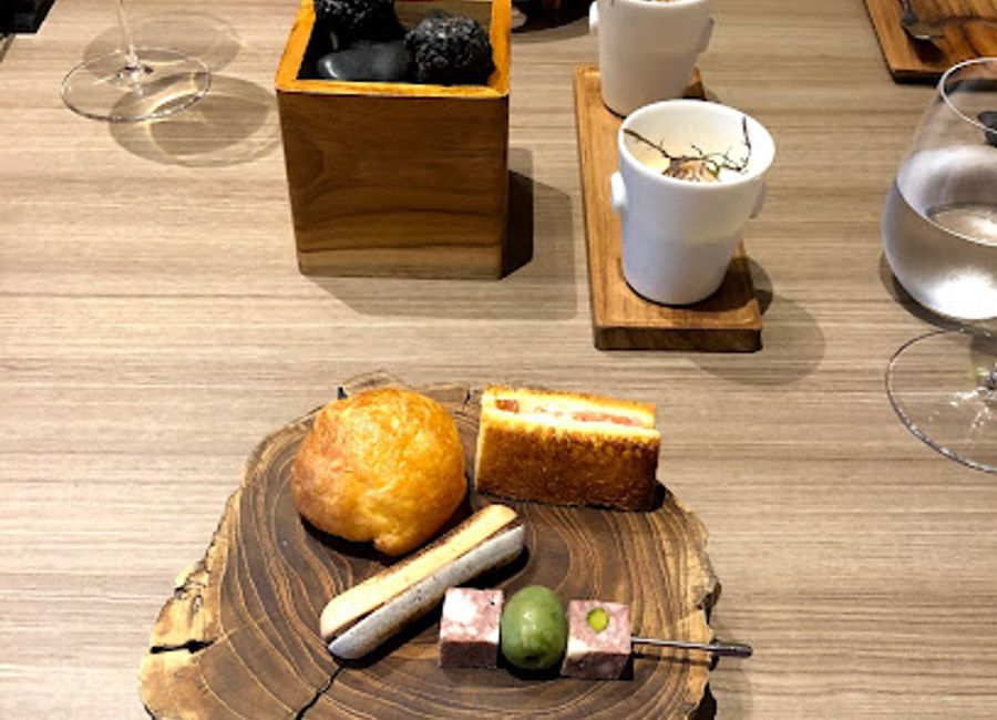 Experience exquisite French cuisine at Restaurant N in Kanazawa, where local flavors meet classic culinary artistry for an unforgettable dining experience.