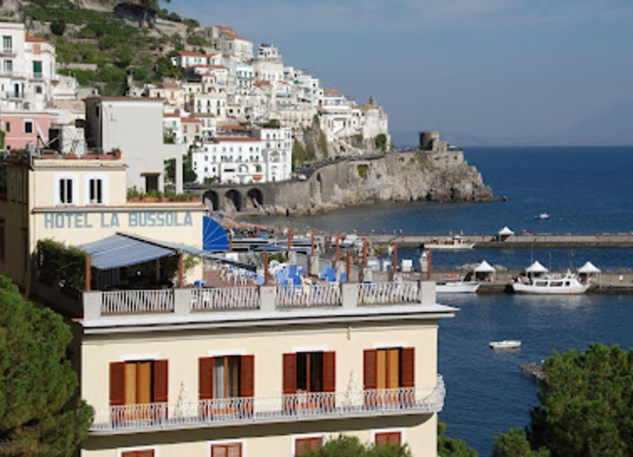 Experience exquisite dining at La Bussola sul Mare on the Amalfi Coast – where breathtaking views meet authentic Italian cuisine.