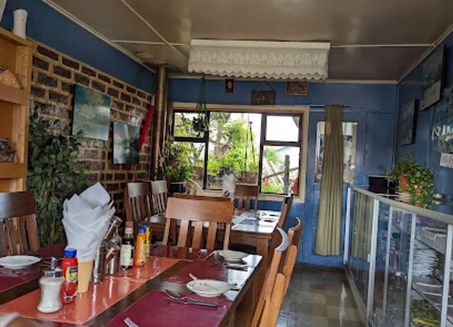 Discover Café Restaurant Andrés in Puerto Natales – where Patagonian flavors meet stunning views in a cozy dining atmosphere.