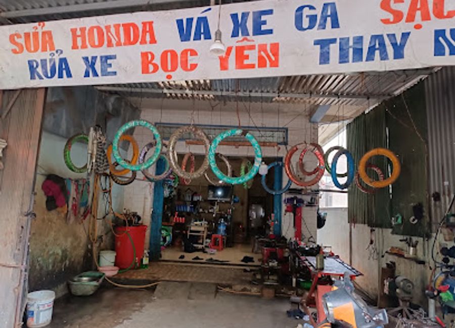 Discover the flavors of Vietnam at Quán Cơm 108, an inviting bistro in Buôn Ma Thuột known for its authentic cuisine and warm hospitality.