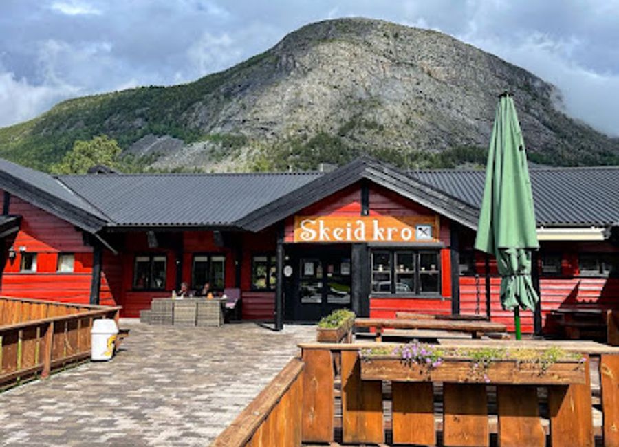 Discover authentic Norwegian cuisine at Skeid Kro in Skjåk – where tradition meets flavor in every bite.