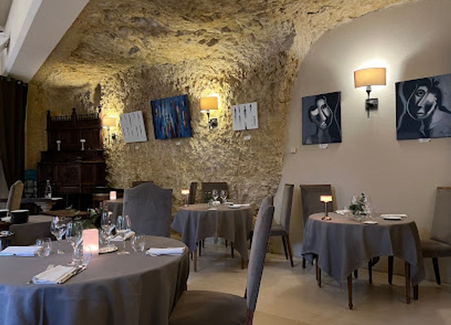 Experience exquisite French cuisine and breathtaking views at Restaurant Le Château de Pray in Amboise.