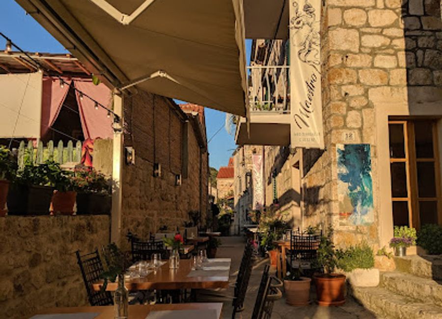 Experience the best of Dalmatian cuisine at Konoba Maestro in Hvar – where every dish is crafted with love and tradition.
