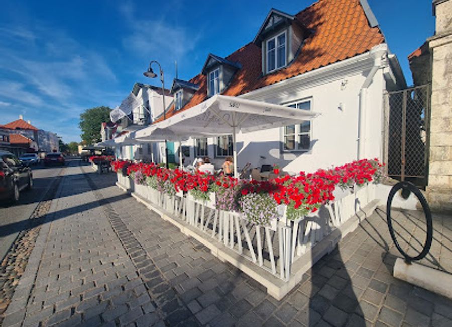 Discover the authentic flavors of Italy at Castello Restoran Pizzeria in Kuressaare – where every meal feels like a culinary journey.