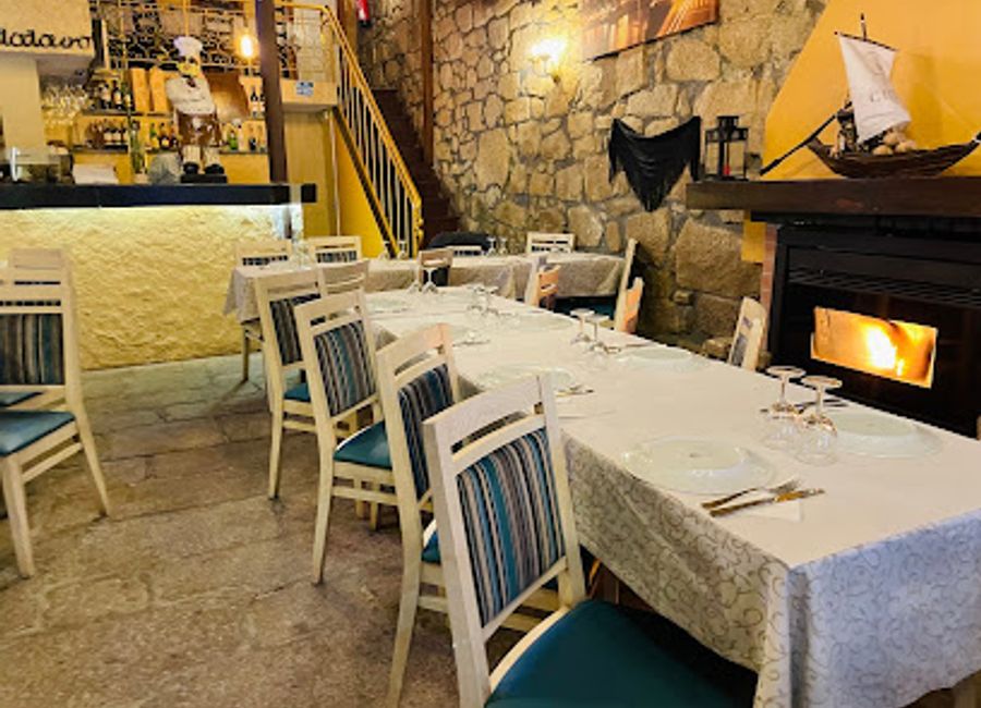 Experience authentic Portuguese cuisine at Barris Do Douro Restaurante with stunning river views in Vila Nova de Gaia.