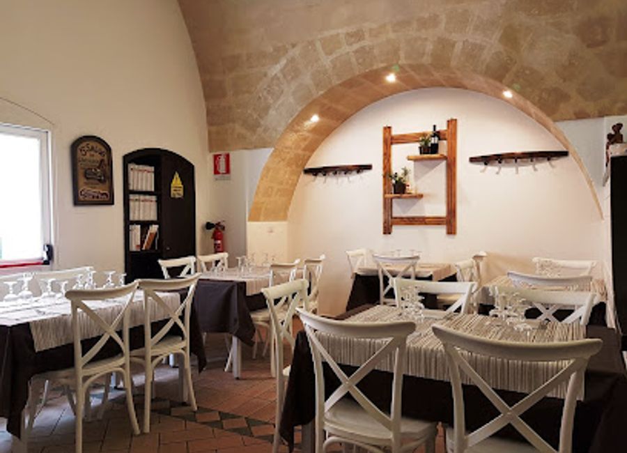 Experience authentic Italian cuisine at La Pignata in Matera - renowned for its delicious pizzas and warm hospitality.