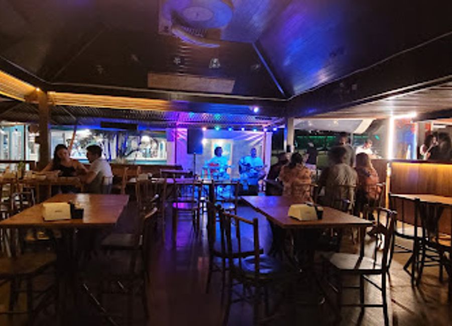 Experience gourmet hamburgers with stunning views at Flamboyant Rock Restaurant in Fernando de Noronha – a true taste of paradise.