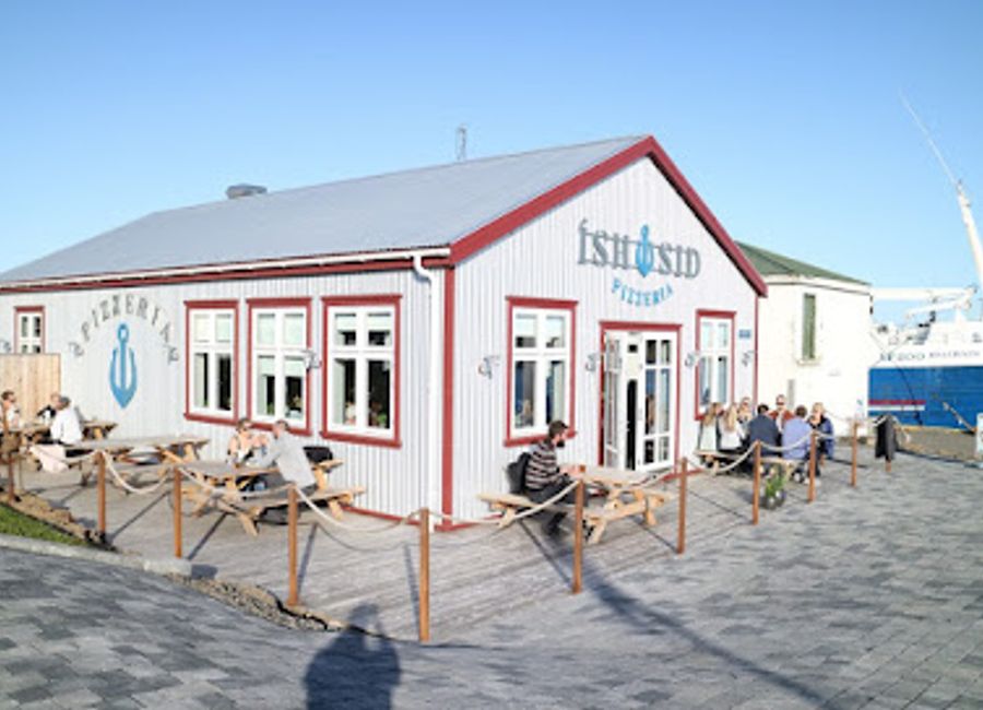 Discover the unique blend of pizza and fresh seafood at Ishusid Pizzeria in Höfn, where local flavors meet culinary creativity.