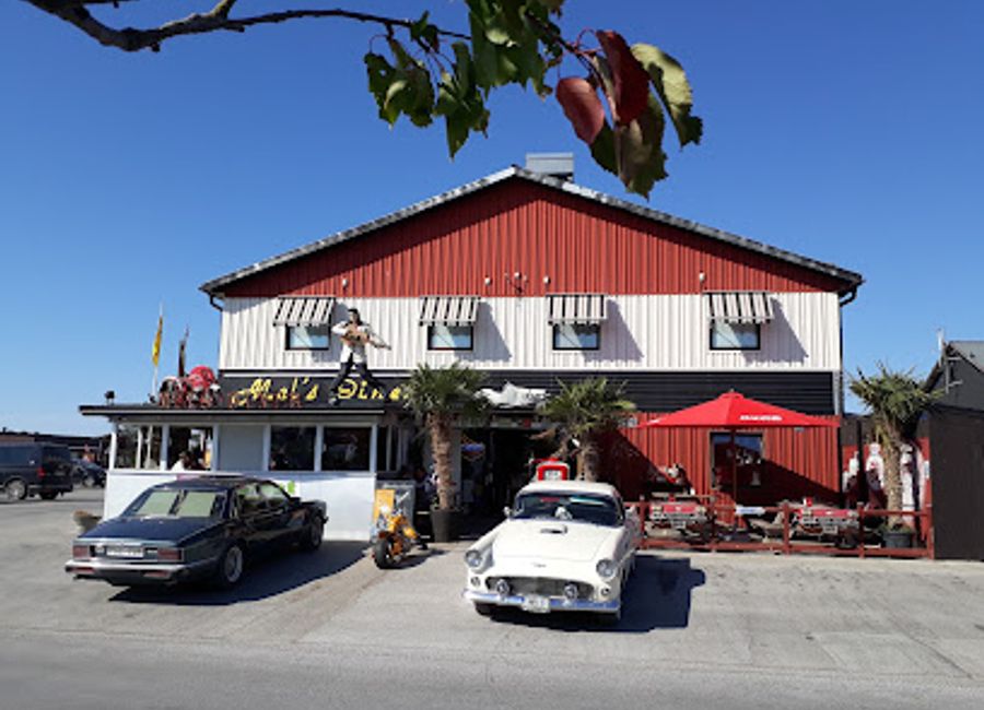 Experience authentic American diner cuisine at Mel's Diner in Visby—home to delicious hamburgers and a cozy atmosphere.