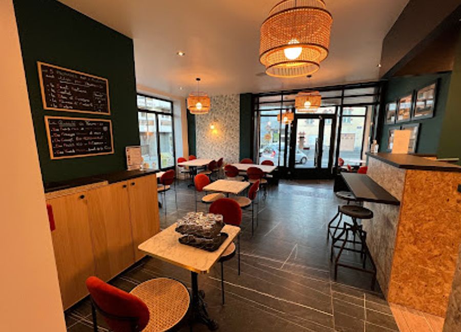 Experience the delicious flavors of gourmet hamburgers at Volcan & CO in Clermont-Ferrand - where fast food meets quality dining.