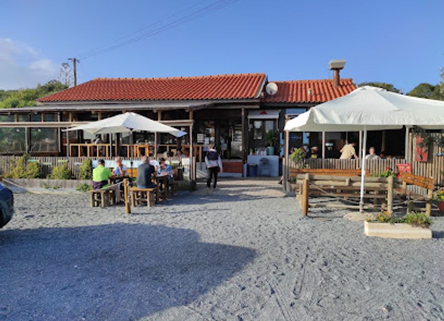 Discover O Sacas: A coastal culinary delight serving fresh seafood and local dishes in beautiful Zambujeira do Mar.
