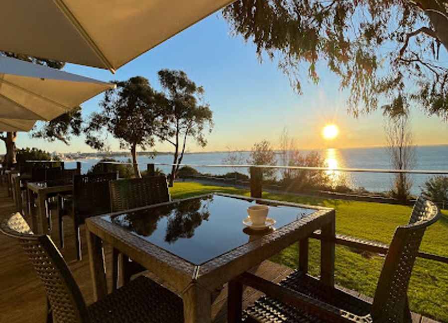 Experience exquisite local cuisine with stunning views at A Vela Branca in Setúbal's picturesque Parque Urbano de Albarquel.