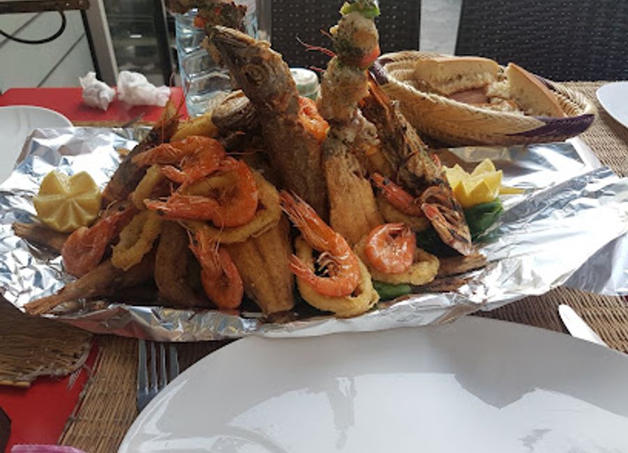 Experience authentic Moroccan cuisine at Restaurant Snack Grand Atlas in Marrakesh's vibrant Medina – a perfect blend of tradition and modernity.