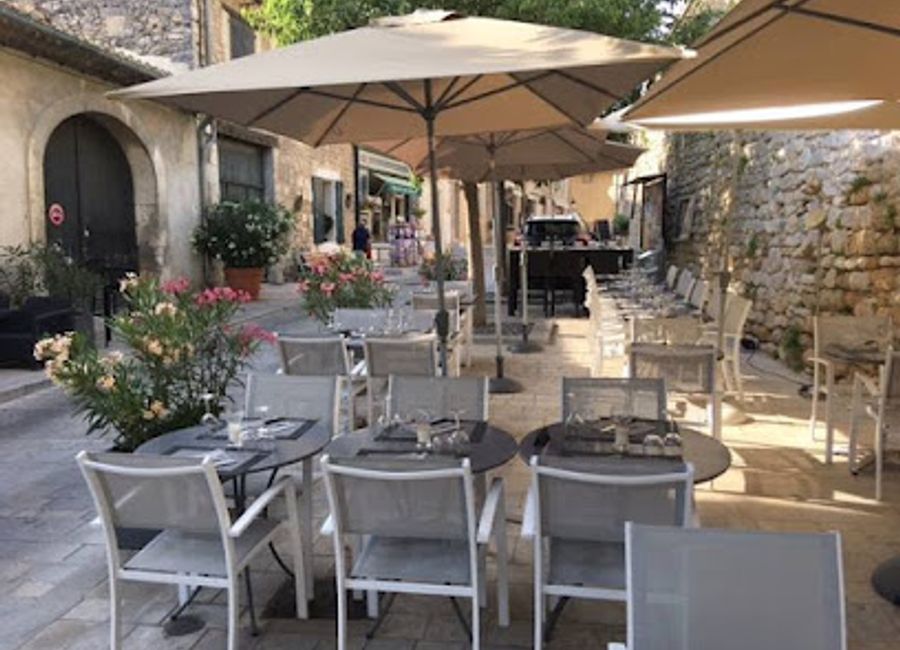 Experience authentic Italian pizza at L'ESCANDIHADO in Ménerbes—where every slice tells a story of flavor and tradition.