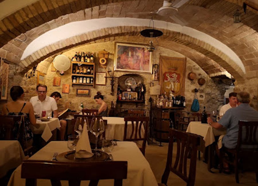 Experience authentic Tuscan flavors at Perucà in San Gimignano – where tradition meets taste in every bite.