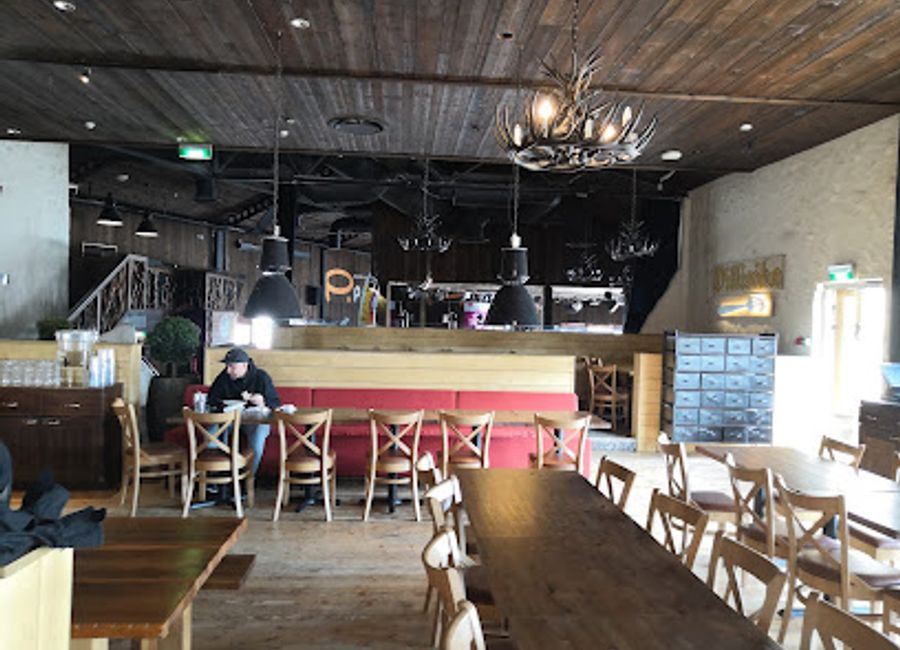 Experience the vibrant culinary scene at Restaurant Piste in Kuusamo – where delicious food meets lively entertainment.