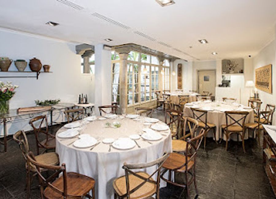 Discover Azahar: A premier Andalusian restaurant in Seville offering exquisite Mediterranean flavors and a warm atmosphere.