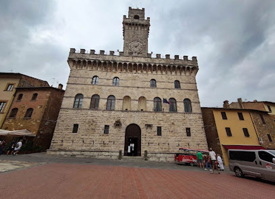 Experience authentic Italian flavors at Dispensa dei Golosi in Montepulciano – a cozy wine bar and bistro offering local wines and artisanal dishes.