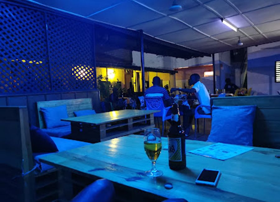 Experience authentic Senegalese flavors at Restaurant Blue Bird in Kaolack – where tradition meets taste in a vibrant setting.