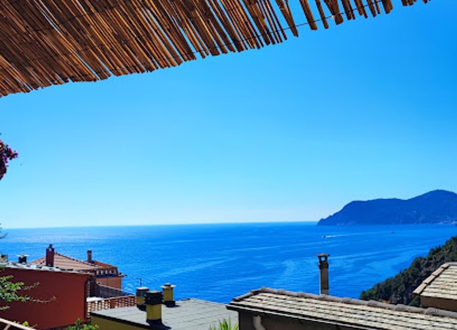 Discover authentic Italian flavors at La Scuna Wine & Beer in Corniglia - a bistro with stunning views and exquisite local wines.