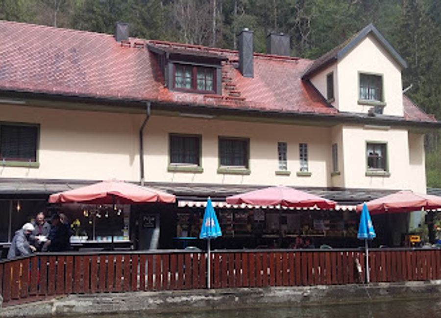 Experience culinary bliss at Heiner's Forellenräucherei, where fishing meets flavorful smoked trout in a stunning Pottenstein setting.