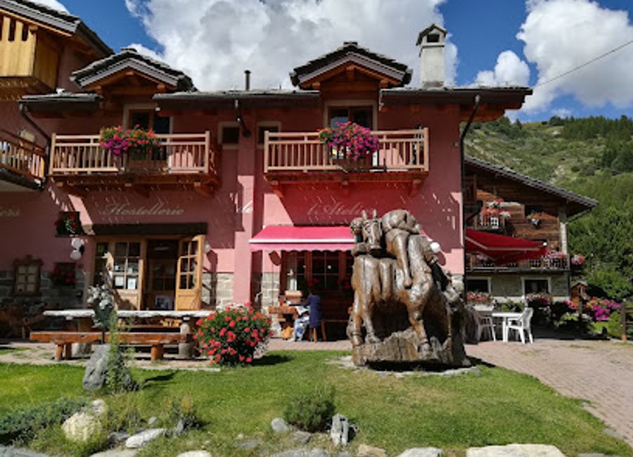Experience authentic Italian cuisine at Ristorante Hostellerie De L'Atelier in Cogne – where local flavors meet culinary excellence.
