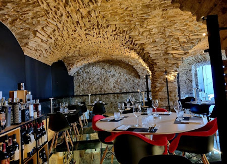 Discover Quintarius: An exquisite restaurant and wine bar in Aosta Valley offering authentic Italian cuisine and exceptional local wines.