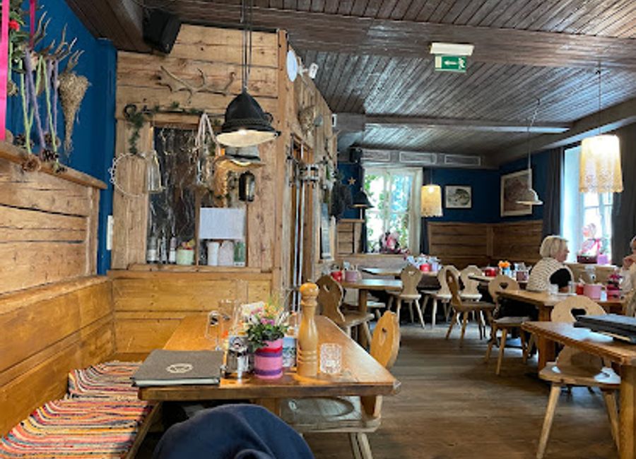 Discover Zum Zirkelwirt: A must-visit Austrian restaurant in Salzburg offering traditional dishes and local charm.