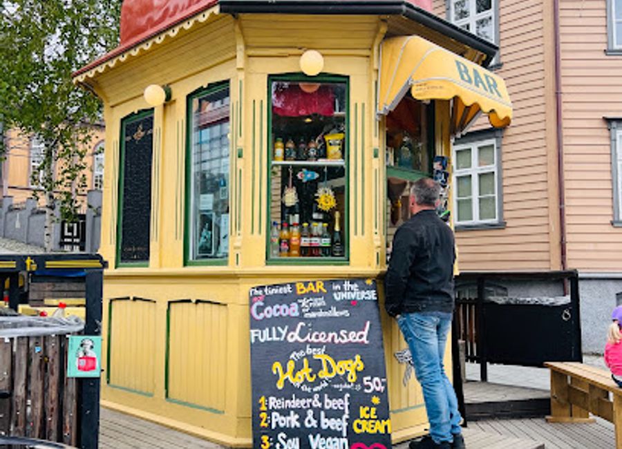 Discover Raketten Bar & Pølse: Tromsø's top spot for gourmet sausages and local brews in a vibrant atmosphere.