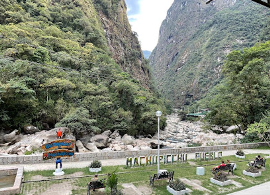 Experience authentic Peruvian cuisine at Restaurante AYASQA in Aguas Calientes - a must-visit dining destination near Machu Picchu.